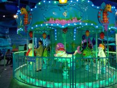 國慶節(jié)假期體驗(yàn)龍之盈游樂設(shè)備廠家生產(chǎn)的海洋轉(zhuǎn)馬