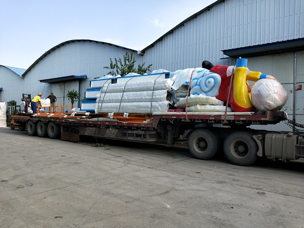 新疆客戶花果山漂流、豪華轉馬等游樂設備今日發貨